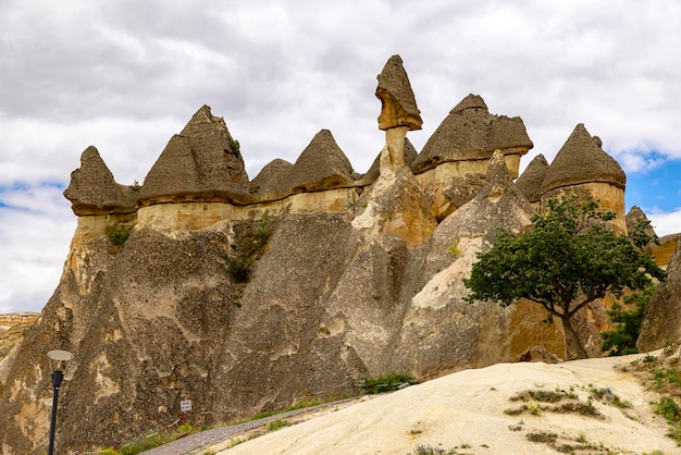 Tufsteenformaties in de rozenvallei in Cappadocië