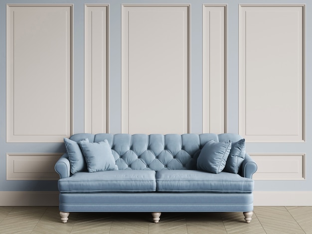 Tufted bank in ivoorkleur in klassiek interieur met kopie ruimte