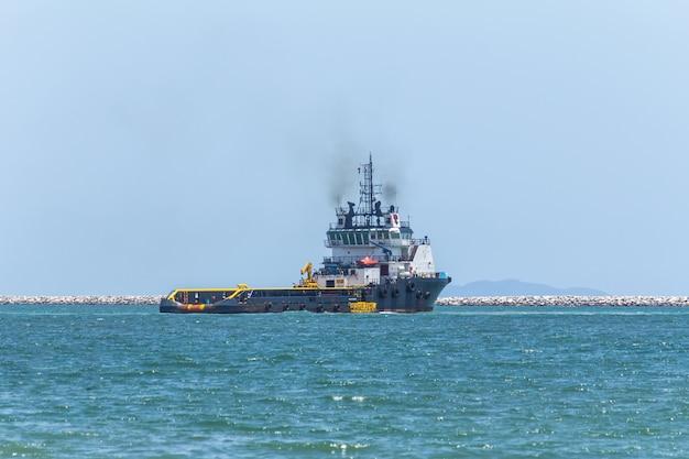 Foto un rimorchiatore nel porto.