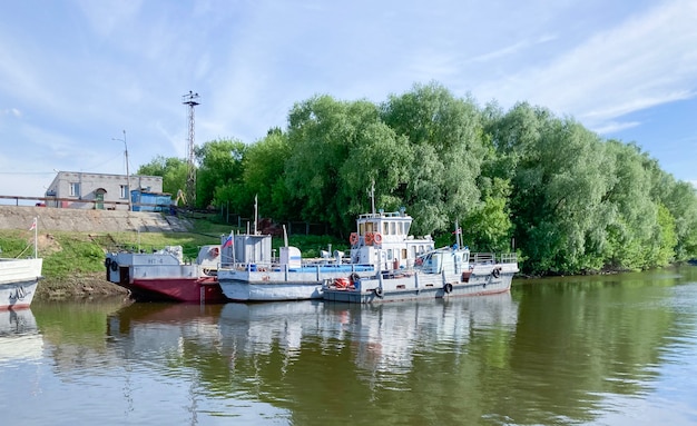 Фото Буксир-толкач на стоянке у берега