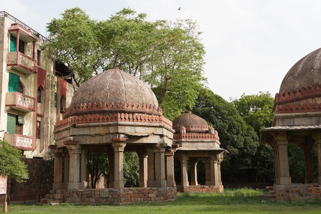 トゥグルク朝の墓インド・イスラーム建築のインド亜大陸の単調で重い構造物は、トゥグルク朝の間に建てられました