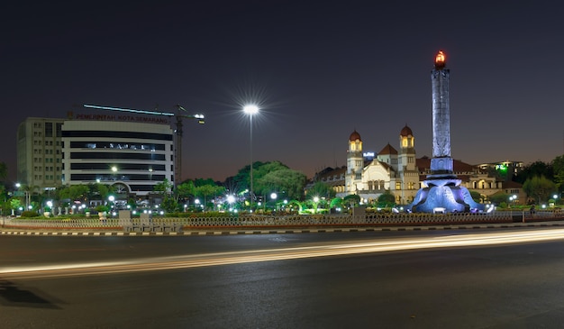 Tugumuda-oriëntatiepunt op een mooie ochtend met een achtergrond van lawang sewu semarang centraal java