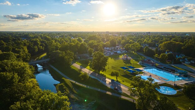 Foto tuhey pool aereo nel tardo pomeriggio con il sole dorato sul quartiere e white river muncie