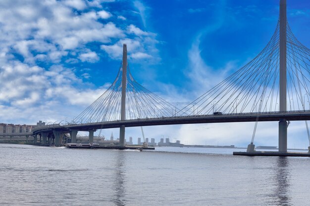 Tuibrug over de petrovsky fairway in sint petersburg