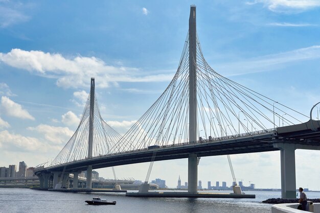 Tuibrug over de petrovsky fairway in sint petersburg