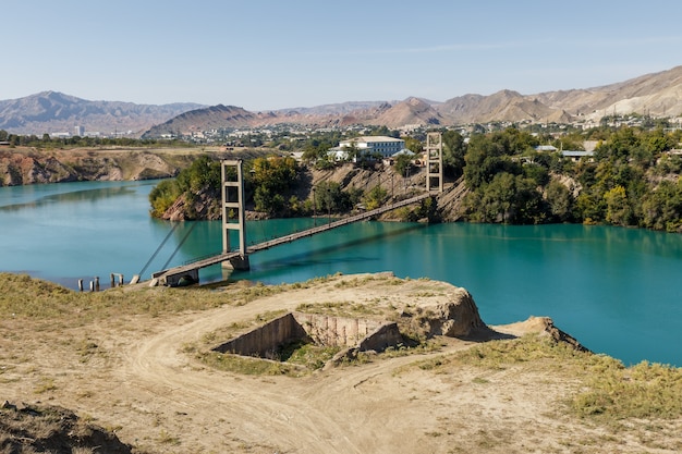 Tuibrug over de rivier de Naryn