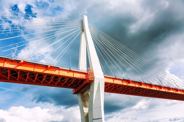 Tuibrug tegen een donkere hemel, close-up.