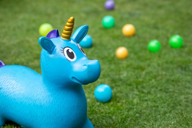 Tuin met grasballen en speelgoed voor kinderen speelgoed voor kinderfeestje in een tuin