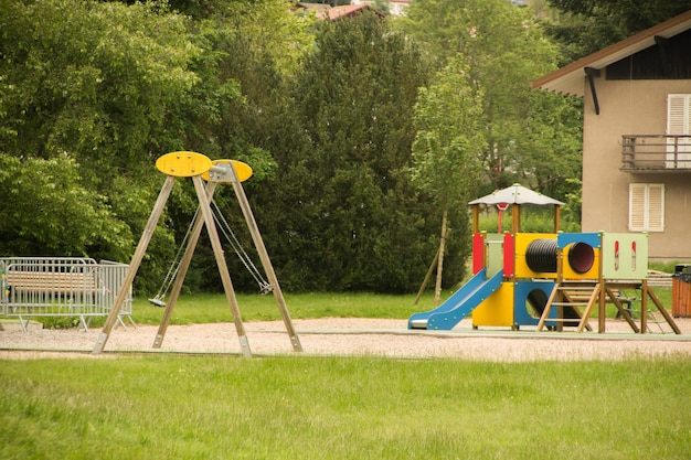 Foto tuin met kleurrijke spelletjes voor kinderen