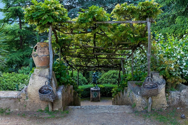 Tuin met verschillende planten bij Vile Cimbrone in Ravello Italië