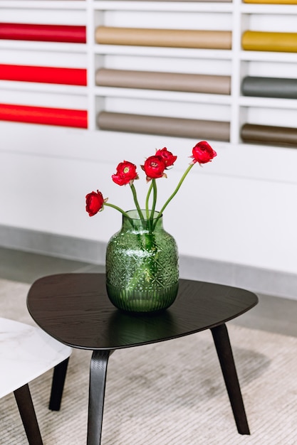 Tuin rode rozen in een glazen vaas op de tafel