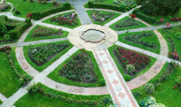 Tuin van rozen met verharde paden in de botanische tuin vernoemd naar Grishko.