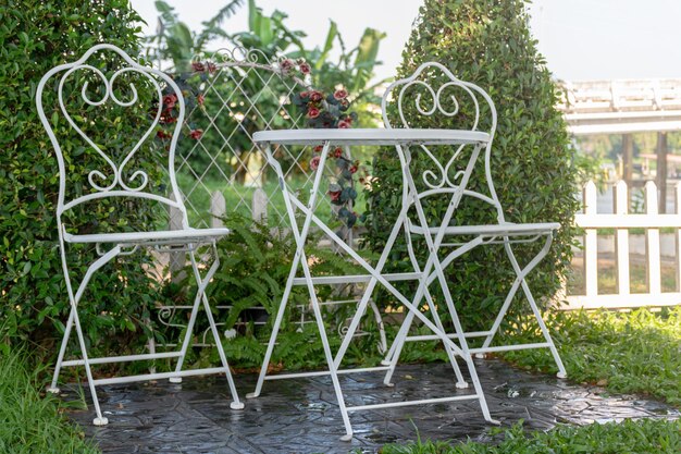 Tuin woonhoek met wit metalen tafel en stoelen set