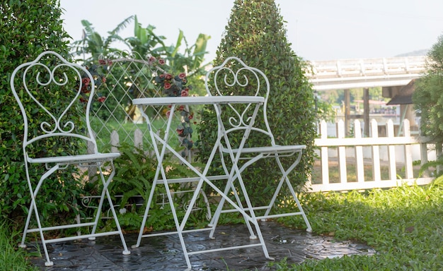 Tuin woonhoek met wit metalen tafel en stoelen set