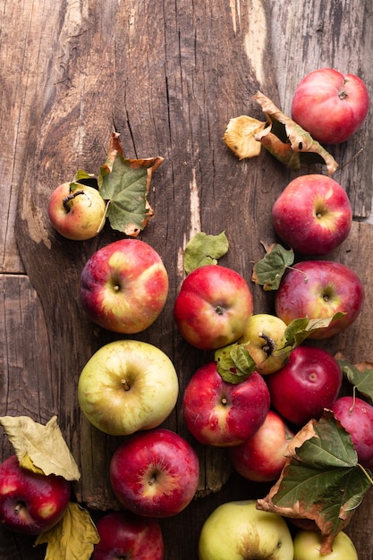 Tuinappels op houten planken herfstoogst