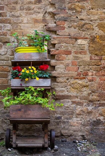 Tuindecor - bloemen in potten op een kar op straat Toscane