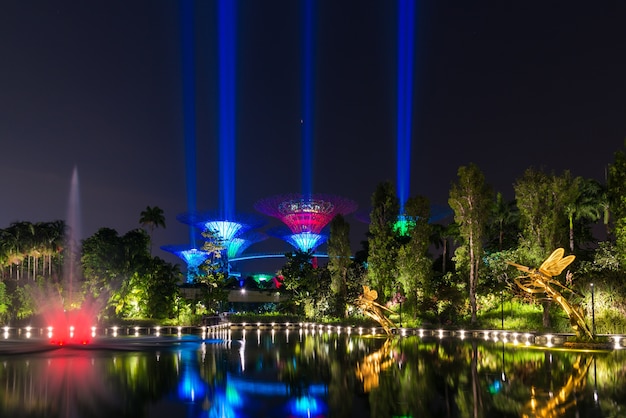 Foto tuinen door de baai in de stad van singapore