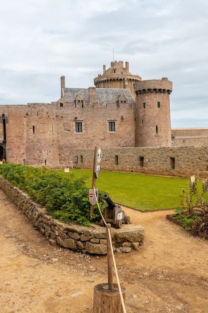 Tuinen in het kasteel Fort-la-Latte aan zee bij Kaap FrÃéhel en in de buurt van Saint-Malo, schiereiland Plevenon, Frans Bretagne. Frankrijk