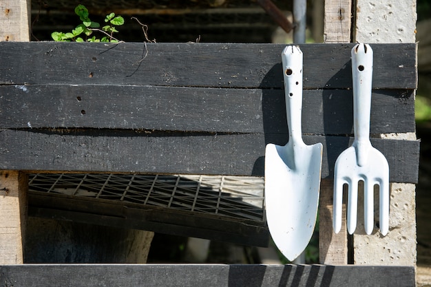 Tuingereedschap hangen op houten rail