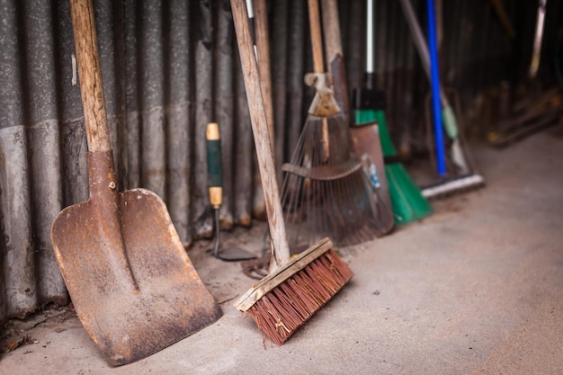 Tuingereedschap in een schuur