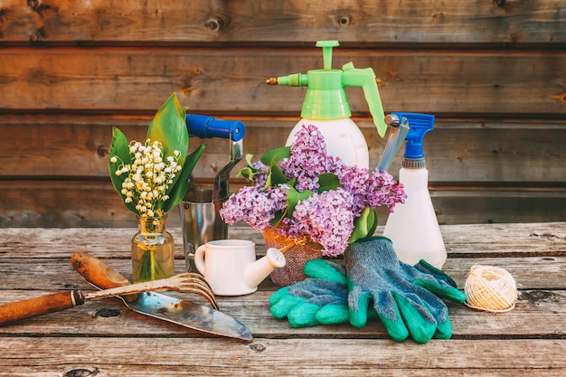 Tuingereedschap op houten achtergrond