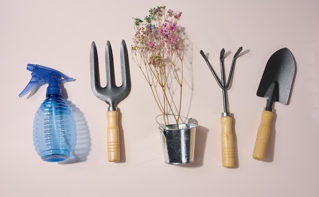 Tuingereedschap schop hark en vork op een beige achtergrond bovenaanzicht