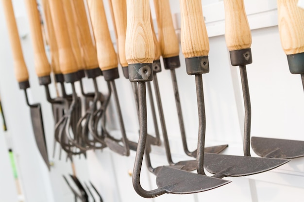 Tuingereedschap uitgestald bij de plaatselijke kwekerij.