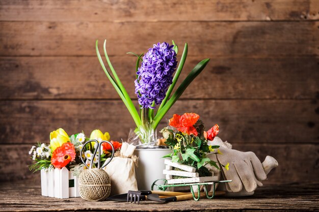 Tuingereedschap voor bloemen over houten achtergrond