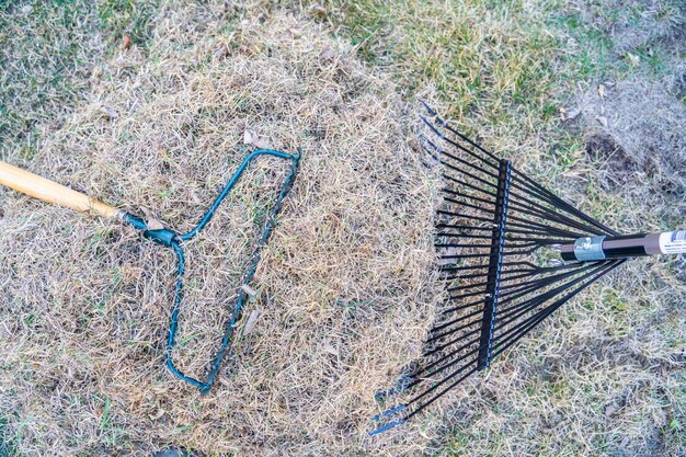 Foto tuinhark en stapel dood gras van gazon