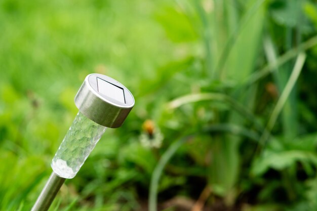 Tuinlantaarn op zonne-energie op groene gebladerteachtergrond Ecologisch energietuindecor Plaats voor tekst