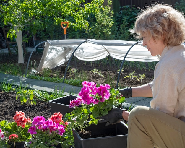 Tuinman die bloemen plant