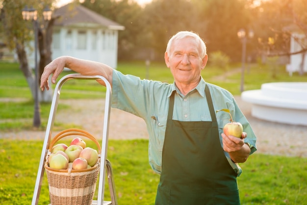 Tuinman lacht en houdt appel vast