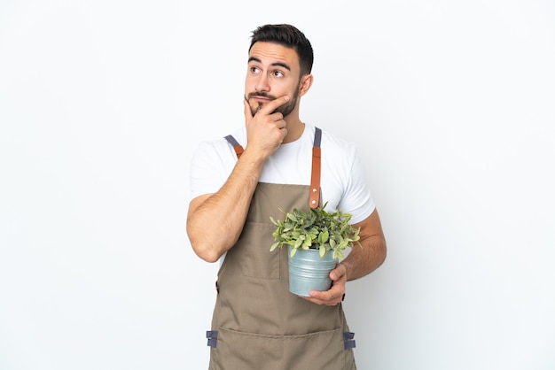 Tuinman man met een plant geïsoleerd met twijfels