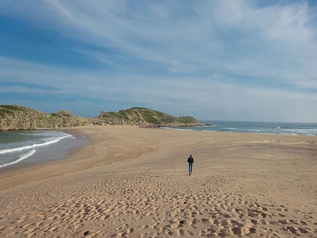 Tuinroute Robberg Natuurreservaat jonge man wandelen in het prachtige strand en de oceaan Plettenbergbaai