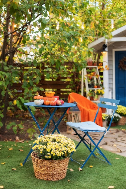 Tuintafel en stoelen op herfsttuin