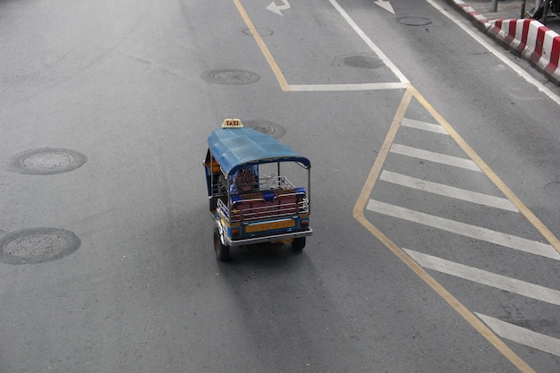 Photo a tuk-tuk is driving on the road