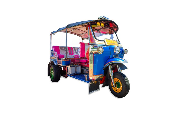 tuk tuk op een witte backgroundClose-up voor kleurrijke tuktuk driewieler taxi witte background