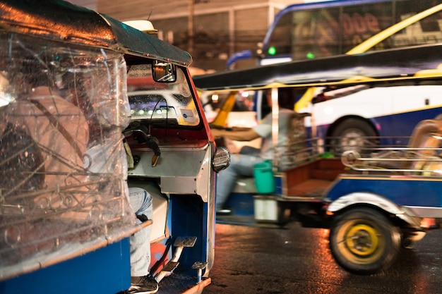 夜に通りに行くTuk  -  tuk