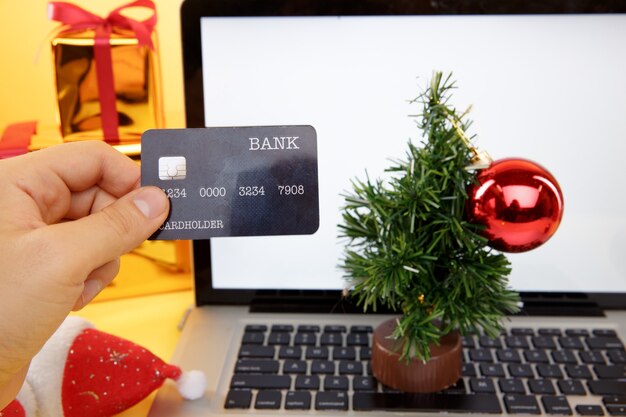 Tula, 28 09 19: online winkelconcept. creditcard en laptop met kerstcadeaus en dozen.