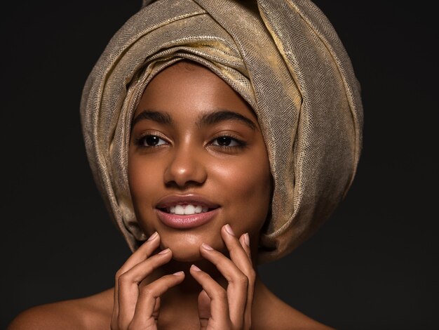 Tulband vrouw Afrikaanse etnische beautyface schone gezonde huid close-up portret