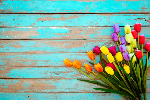 ビンテージの木製の背景にチューリップの花の花