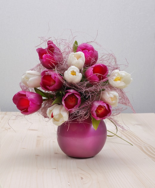 Фото Букет тюльпанов на деревянном столе