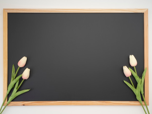 黒板フレームに置かれたチューリップ花束