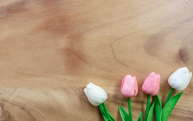 木製の背景にチューリップの花