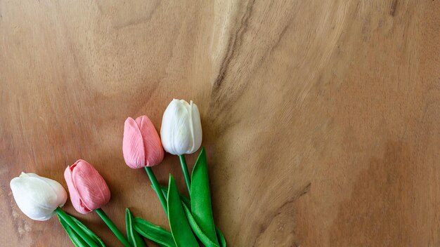 木製の背景にチューリップの花