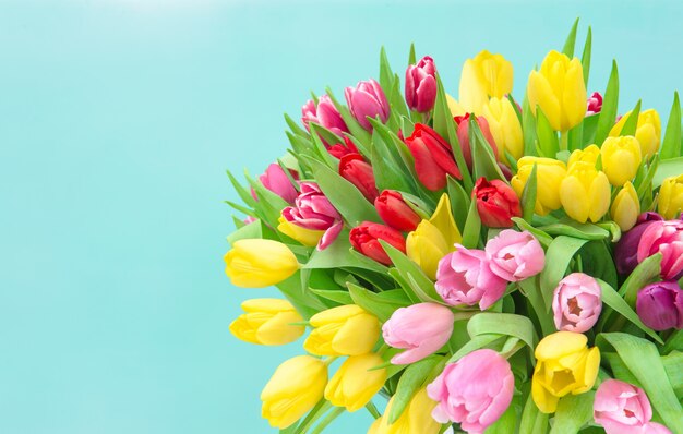 Фото Букет тюльпанов с весенними цветами в пастельных тонах