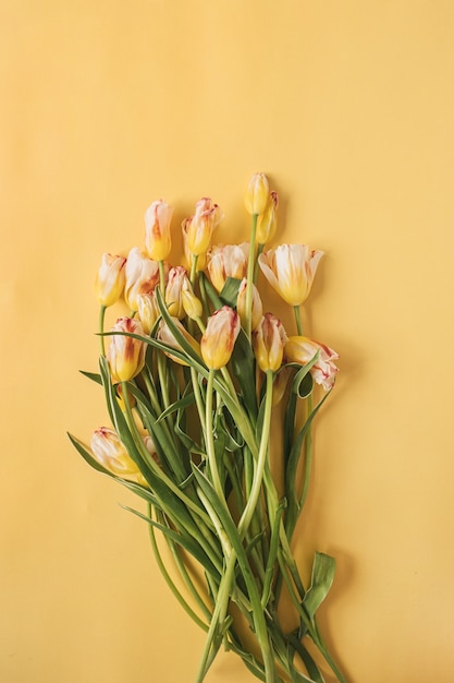 黄色のチューリップの花の花束