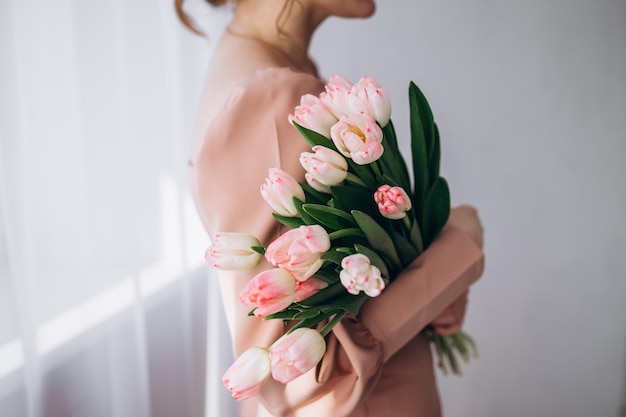 写真 女性の日のピンクのチューリップの花