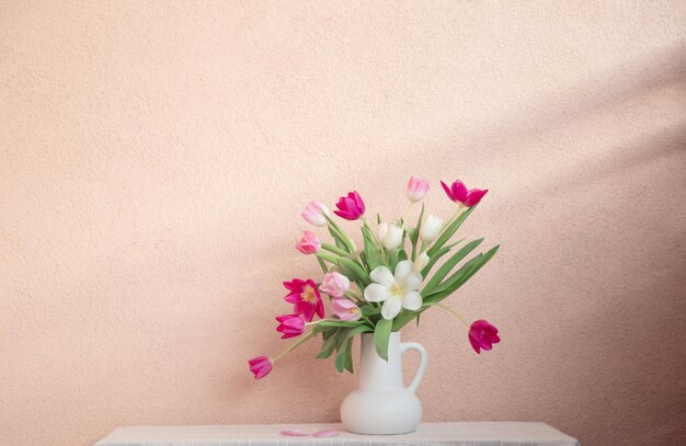 写真 背景の壁のテーブル上の花瓶の中のチューリップ