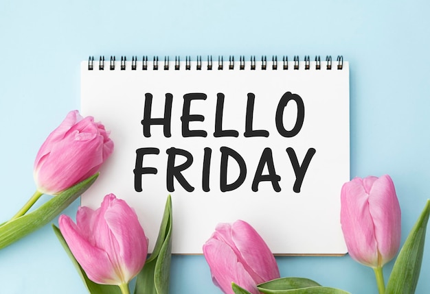 Tulipani e carta con testo hello friday su tavola di legno